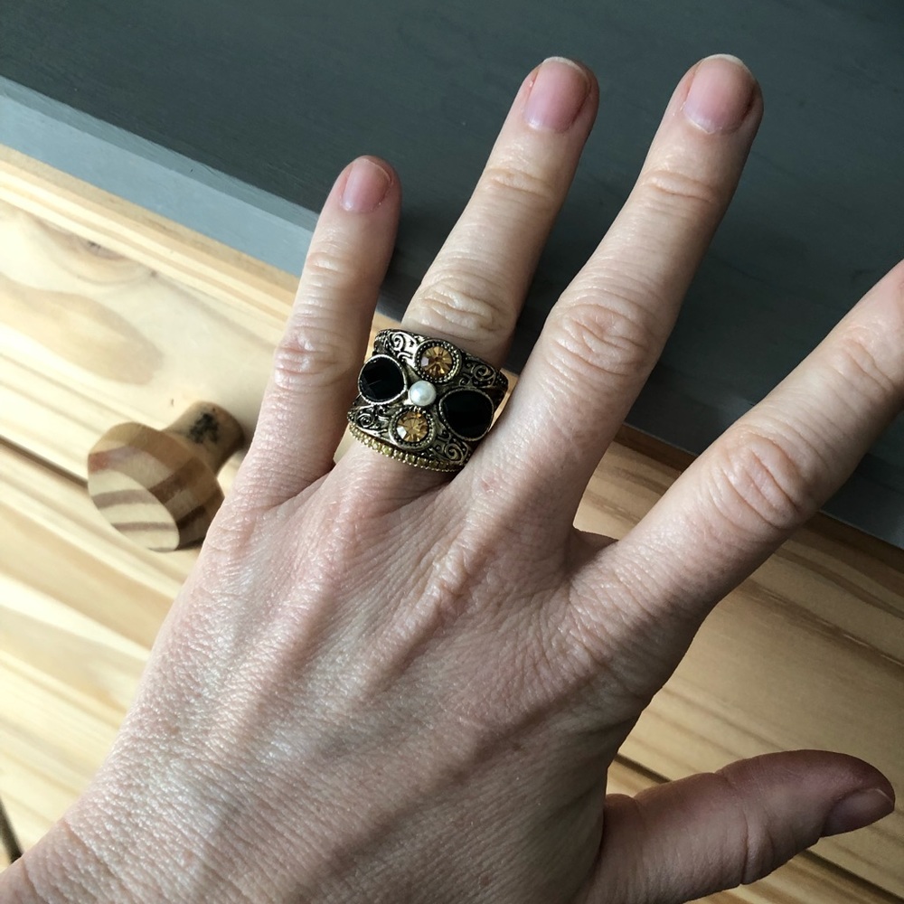 Gold crystal fashion ring